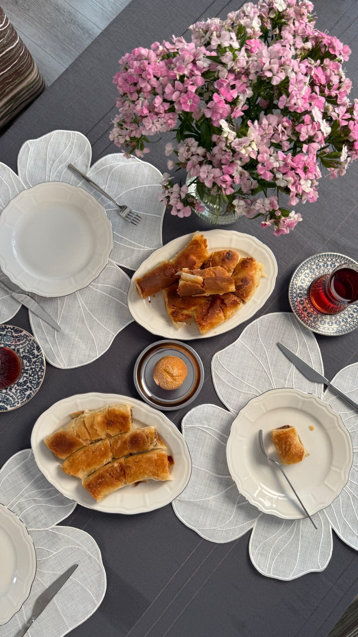 Çat kapı misafir böreği